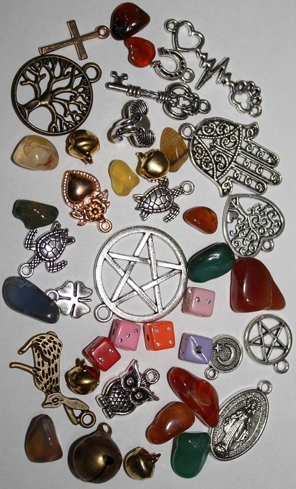 Gran lote de charms o amuletos variados